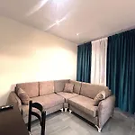 In Jonis House شقة