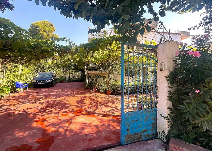 In Jonis House Vlorë